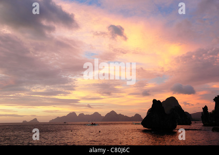 Philippines, Palawan, El Nido au coucher du soleil des îles Banque D'Images