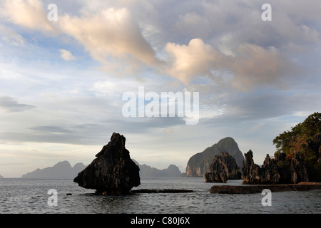 Philippines, Palawan, El Nido au coucher du soleil des îles Banque D'Images