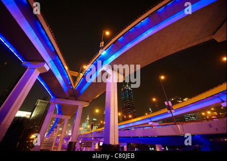 La Chine, Shanghai, le Yannann carrefour surélevé Banque D'Images