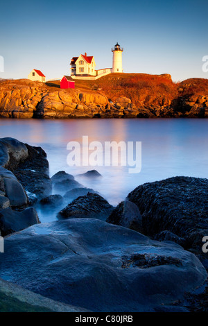 Coucher de soleil au phare de Nubble à Cape Neddick, Maine USA Banque D'Images