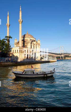 La Turquie, Istanbul, Bosphore côté européen, mosquée Ortakoy pont Atatürk d'arrière-plan Banque D'Images