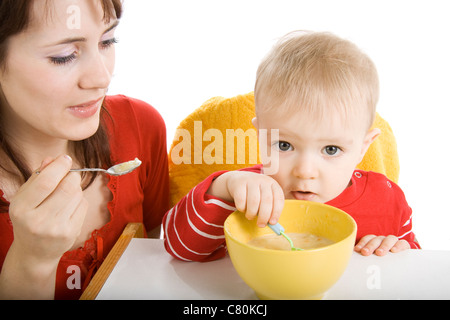 Little Boy eating breakfast isolé sur blanc. Banque D'Images