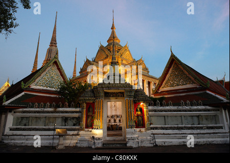 Thaïlande, Bangkok, Wat Pho, Temple bouddhiste au crépuscule Banque D'Images