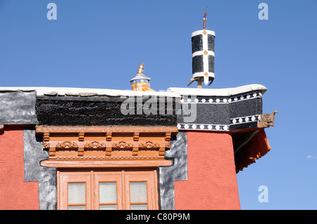 Dhvajas victoire, bannières, sur le toit de l'Tikse Gompa, Monastère, Tikse, Tiksey, Thiksey, Thiksay. Leh, Ladakh Banque D'Images