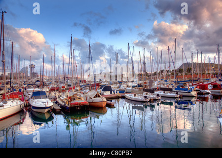 Port de plaisance de Barcelone, Espagne, au coucher du soleil Banque D'Images