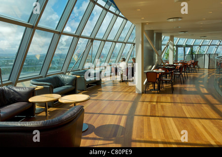 Tables et sièges de café à l'intérieur du dôme de verre perle Perlan Reykjavik Islande capitale eu Europe Banque D'Images