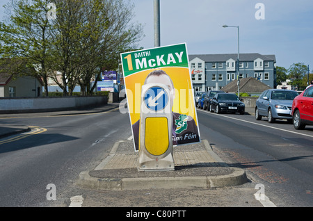 Le Sinn Féin affiche électorale locale, Ballycastle, Irlande du Nord. Banque D'Images