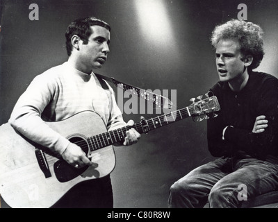 SIMON AND GARFUNKEL duo vocal entre nous à propos de 1965 avec Paul Simon à la guitare Banque D'Images