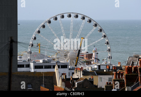 La roue de Brighton et Brighton 0 vu monter au-dessus de toits sur le front de l'East Sussex UK Banque D'Images