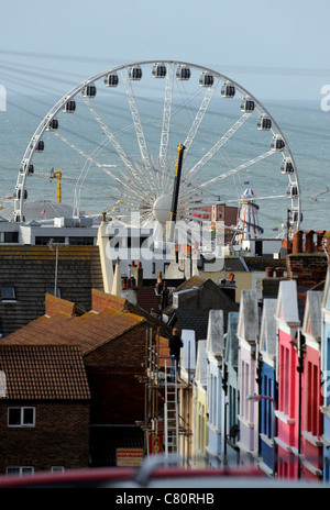 La roue de Brighton et Brighton 0 vu monter au-dessus de toits sur le front de l'East Sussex UK Banque D'Images