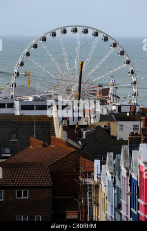 La roue de Brighton et Brighton 0 vu monter au-dessus de toits sur le front de l'East Sussex UK Banque D'Images