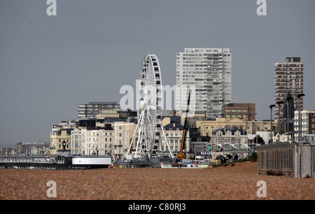 La Brighton Wheel ou Brighton 0 vu s'élever au-dessus des toits sur le front de mer East Sussex UK 2011 Banque D'Images