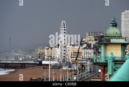 La Brighton Wheel ou Brighton 0 vu s'élever au-dessus des toits sur le front de mer East Sussex UK 2011 Banque D'Images