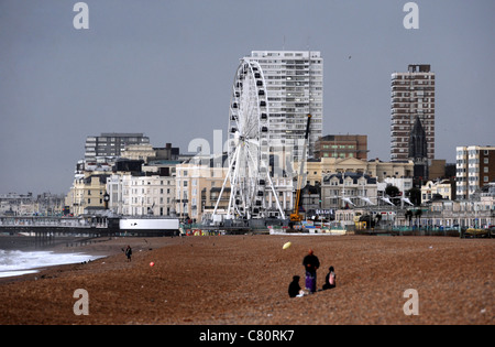 La Brighton Wheel ou Brighton 0 vu s'élever au-dessus des toits sur le front de mer East Sussex UK 2011 Banque D'Images