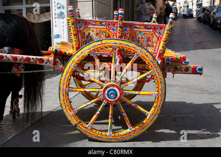 Panier coloré et une roue, Monreale, près de Palerme, Sicile, Italie Banque D'Images