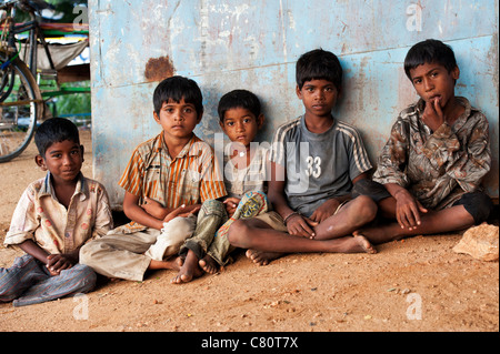 Les jeunes Indiens de castes inférieures pauvres enfants de la rue. L'Andhra Pradesh, Inde Banque D'Images