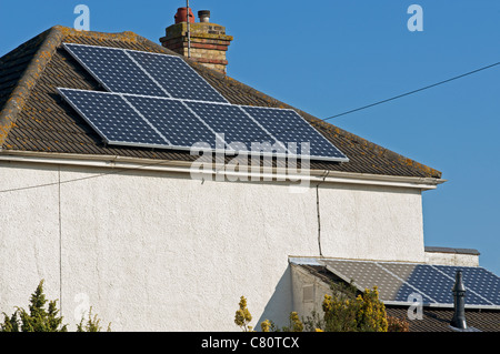 Bien résidentiel équipé de panneaux d'énergie solaire Banque D'Images