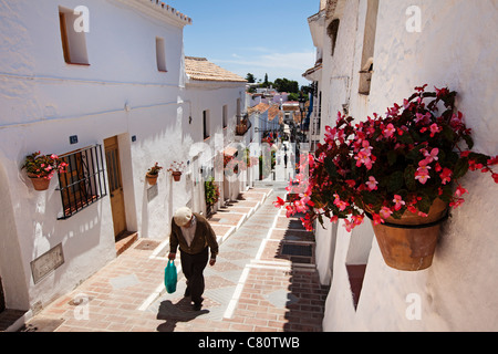 Rue typique dans le village blanc de Mijas Malaga Costa del Sol Andalousie Espagne Banque D'Images