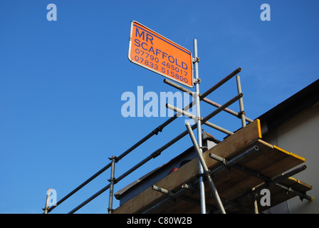 À l'échafaudage chantier contre le ciel bleu Banque D'Images