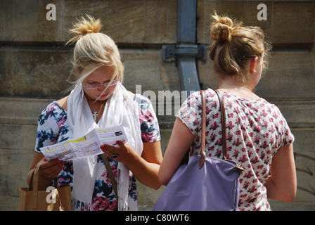 Deux touristes trouver leur chemin autour de Oxford, England UK Banque D'Images