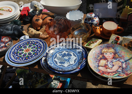 Vaisselle chez British car boot sale Banque D'Images