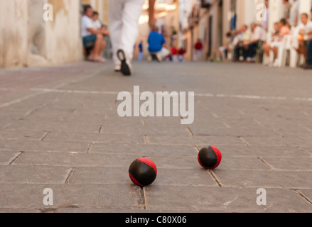 Pelote basque traditionnel match sur une rue pavée Banque D'Images