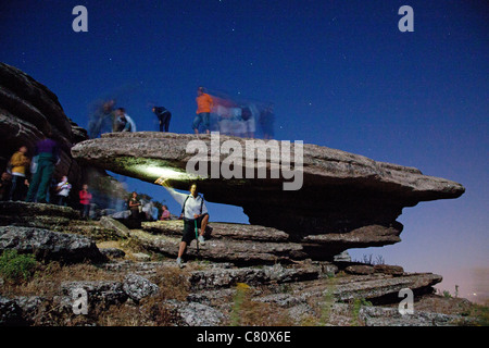 Les randonneurs en une nuit de lune Parc Naturel El Torcal Antequera malaga andalousie espagne Banque D'Images