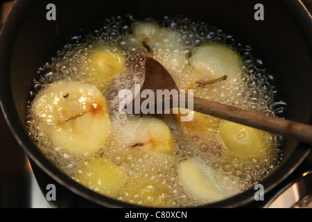 Les pommes dans une casserole à bouillir Banque D'Images