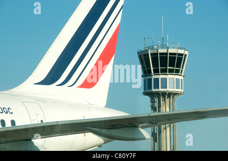 Air France avion et tour de contrôle de la circulation aérienne de l'Aéroport de Saint Exupéry, Lyon, France, Europe Banque D'Images