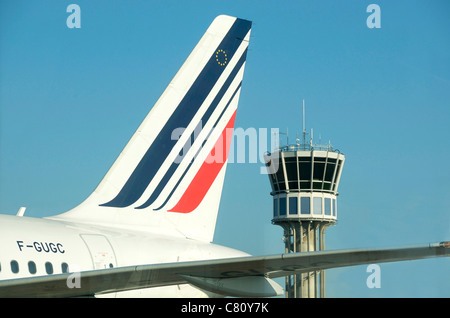 Air France avion et tour de contrôle de la circulation aérienne de l'Aéroport de Saint Exupéry, Lyon, France, Europe Banque D'Images