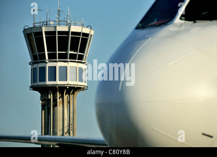 Tour de contrôle de la circulation aérienne et d'avion à l'aéroport Saint Exupéry, Lyon, France Banque D'Images