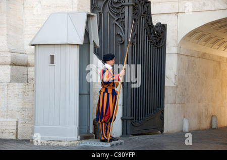 Soldats suisses de la Garde suisse à la basilique Saint-Pierre, Vatican, Rome, Italie, Europe Banque D'Images