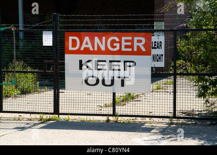 Garder hors de danger sign penarth road cardiff South Wales UK Banque D'Images