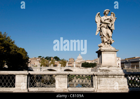 Statue du Bernin sur la Ponte Sant Angelo, Tibre, Rome, Italie Banque D'Images