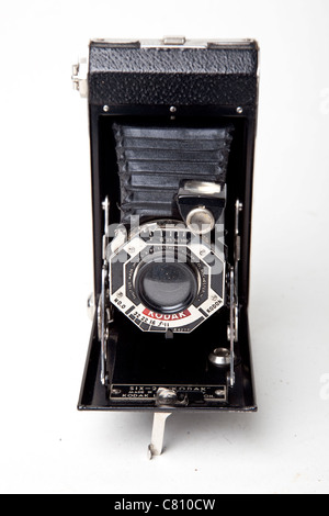 ANCIEN APPAREIL PHOTO SIX-20 BROWNIE D by KODAK dans l'état - C27 EUR