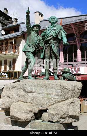 Horace-Bénédict de Saussure et Jacques Balmat statue en Chamonix-Mont-Blanc en région Rhône-Alpes du sud-est de la France. Banque D'Images