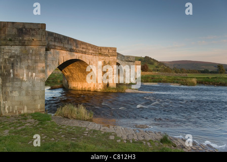 Burnsall Bridge au coucher du soleil Banque D'Images