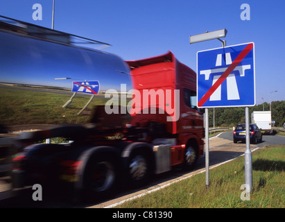 Fin de l'autoroute avertissement reflétée en passant sur un camion-citerne1/M d'autoroute près de Leeds yorkshire uk Banque D'Images