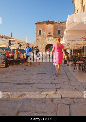 Les touristes dans la vieille ville de Motovun en Istrie, Croatie Banque D'Images