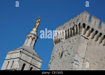 St Mary Gold statue sur l'une des tours au Palais des Papes / Palais des Papes, Avignon, France Banque D'Images