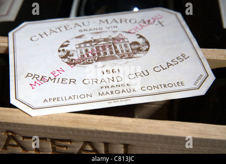 La vie encore avec étiquette de vin de Château Margaux, Bordeaux, vintage 1961. Banque D'Images