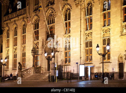 Le style néo-gothique ou de la Cour provinciale dans le Provinciaal Hof Grote Markt ou Place du Marché de Bruges, Belgique, au crépuscule Banque D'Images