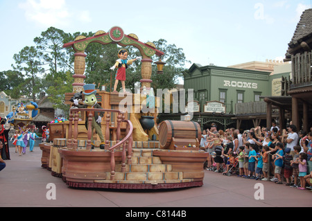 Walt Disney World Florida Magic Kingdom célébrer un rêve viennent vrai parade Jiminy Cricket Banque D'Images