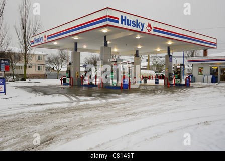 Station de gaz vide en raison de la neige. Banque D'Images