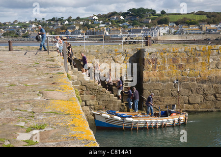 Les visiteurs arrivant par bateau au port de St Michaels Mount, Cornwall. Banque D'Images