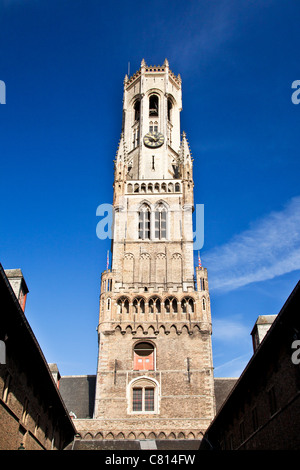 Le célèbre beffroi médiéval ou Belfort dans le Grote Markt ou Place du marché, Bruges (Brugge) Belgique Banque D'Images