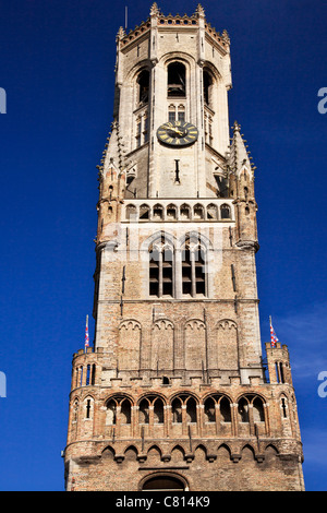 L'emblématique célèbre beffroi médiéval ou Belfort dans le Grote Markt ou Place du marché, Bruges (Brugge) Belgique Banque D'Images