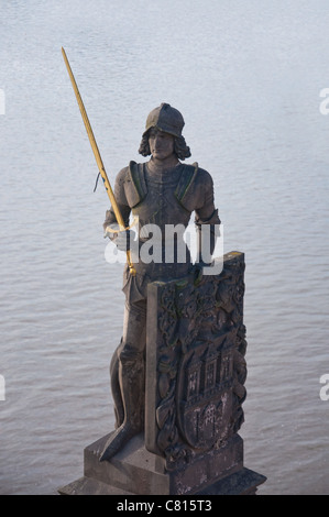 Statue de chevalier Bruncvik près du pont Charles à Prague, la capitale de la République tchèque. Banque D'Images