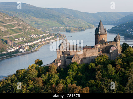 Avis de Burg Stahleck Bacharach château de village sur le Rhin romantique en Allemagne Banque D'Images