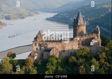 Avis de Burg Stahleck Bacharach château de village sur le Rhin romantique en Allemagne Banque D'Images